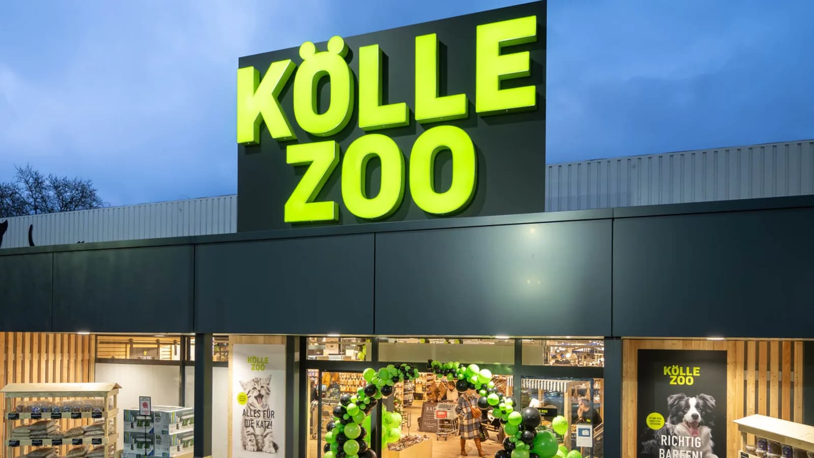 Eingang eines Kölle-Zoo-Erlebnismarkts am Abend